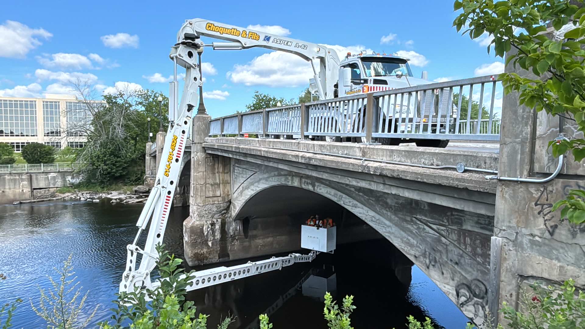 Accès sous pont